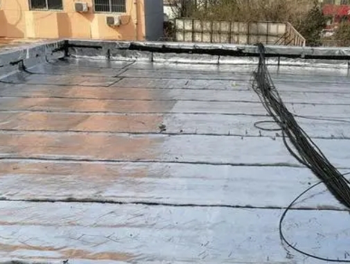 青海卫生间漏水维修公司分享下青海屋面楼顶防水刚性防水层施工要点。